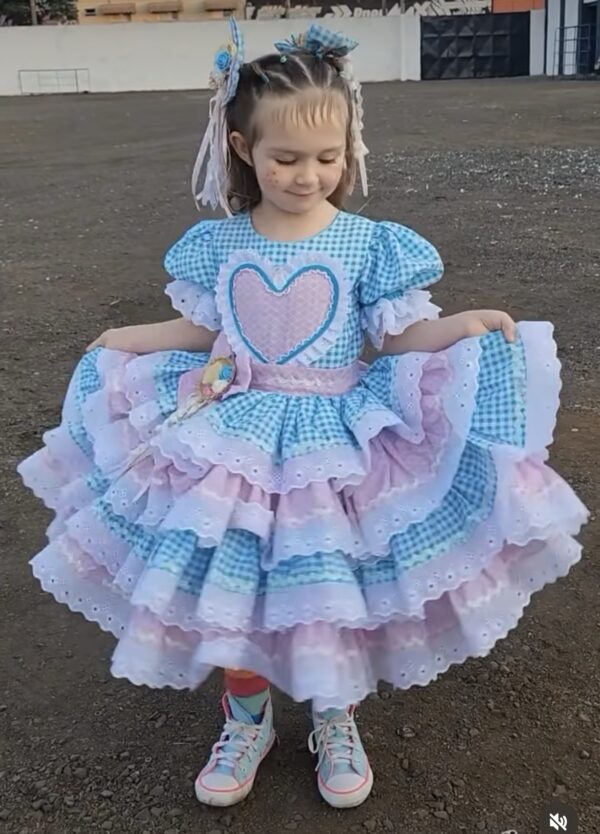 Vestido junino azul e rosa